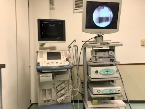 左は超音波診断装置、右は内視鏡と腹腔鏡